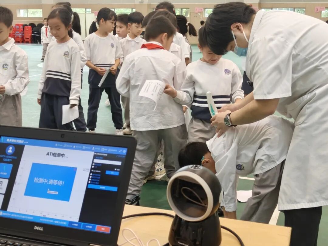 全校学生摆出“神秘姿势”，脊柱问题立马现行？！