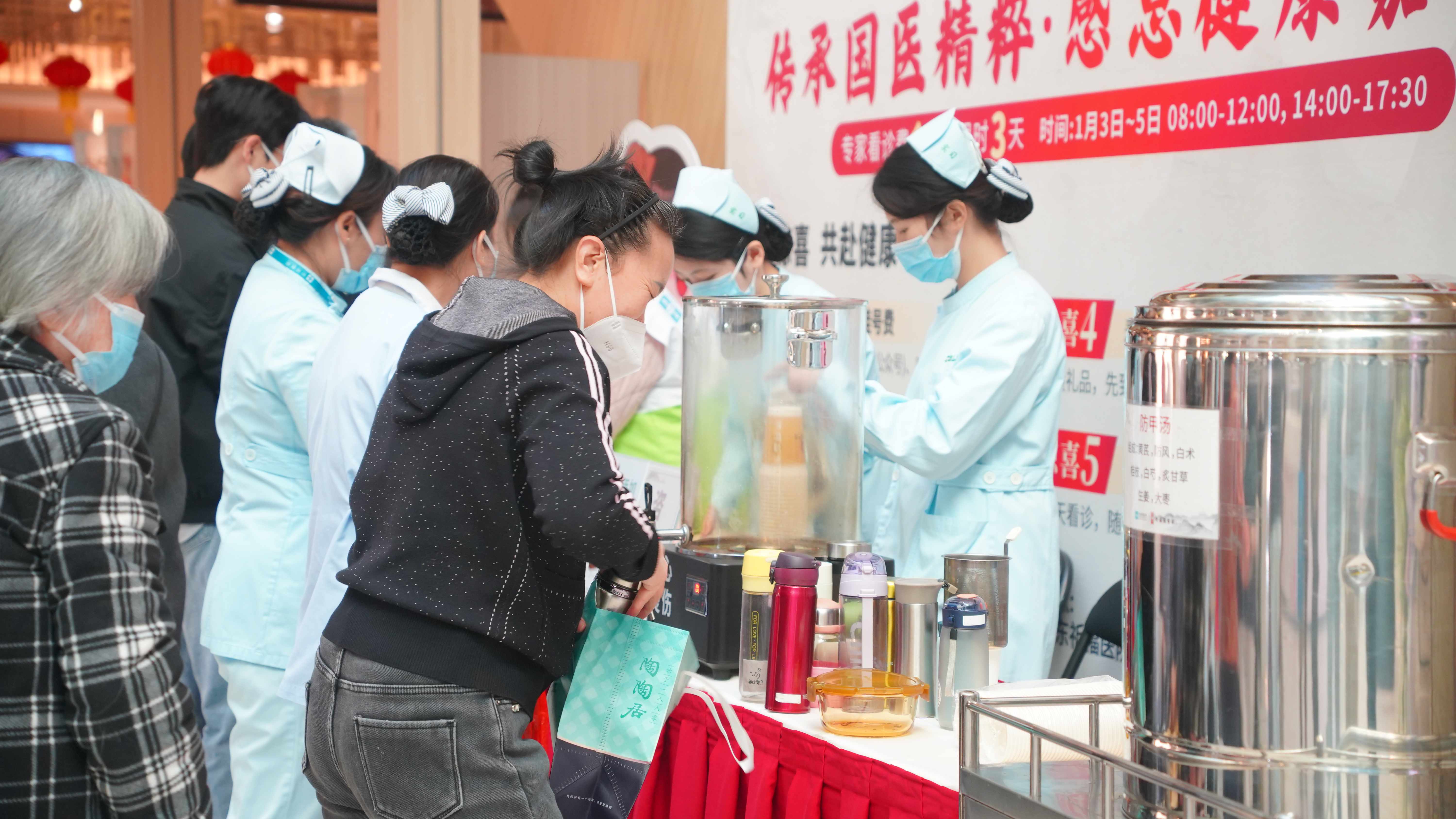 【广州市番禺区融媒体中心】派发1万份甲流预防汤剂！广东祈福医院国医馆守护市民健康