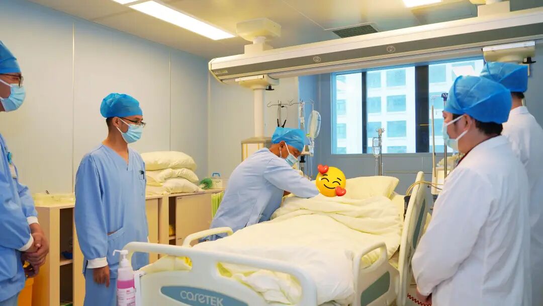 一个人倒地，一群人出手：这场救援刷屏了