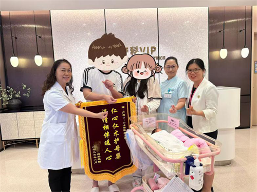 生完第10天，大学老师夫妻“扫楼”送锦旗！