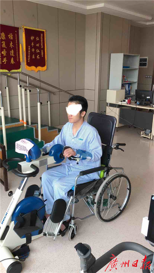 【广州日报】21岁小伙车祸致颈脊髓伤并截瘫，3D打印帮他重新站起来！