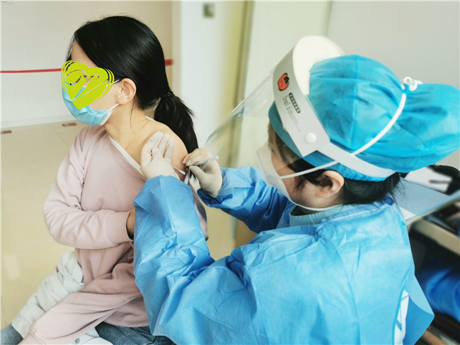 【番禺融媒】加强针接种正当时 广东祈福医院新冠疫苗第三针接种突破2万人