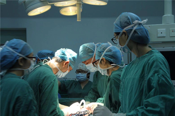 女子失踪14年，再见时腹大如孕8月，原来是个15斤肿瘤