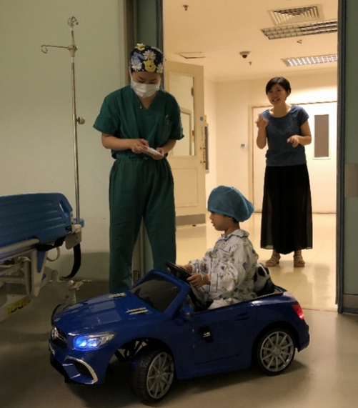 【奥一网】”嘟嘟，我的车车要开啦！”广州这家医院把遥控车开进了手术室