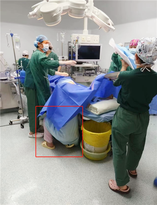 【金羊网-今日头条】准妈妈助产士跪地托举19分钟救活危急新生儿