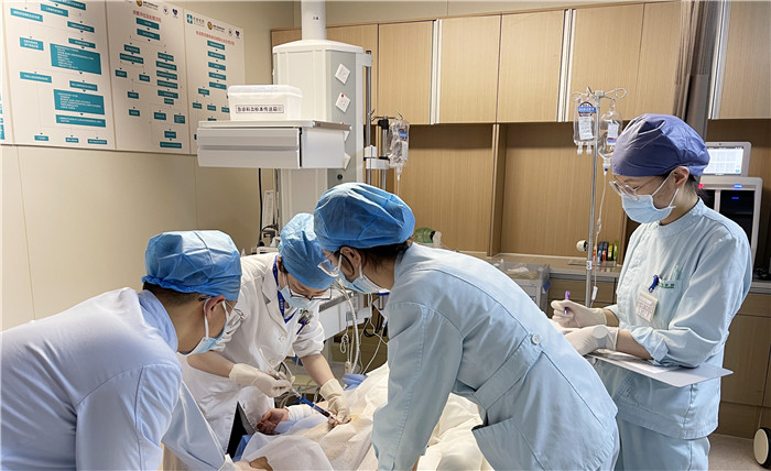 【新快报】健康 | 女子吞药轻生，6小时接力抢救终逃脱死神之手