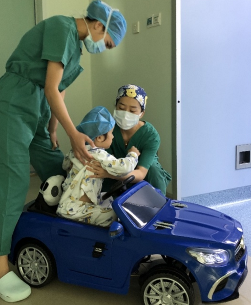 【南方都市报】”嘟嘟，我的车车要开啦！”广州这家医院把遥控车开进了手术室