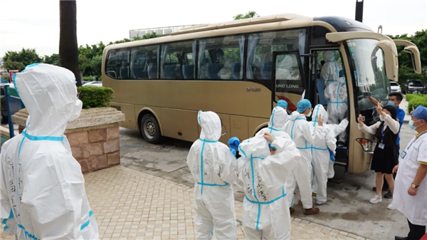 【人民日报】“我是党员我先上”：医护人员紧急驰援番禺区社区核酸检测