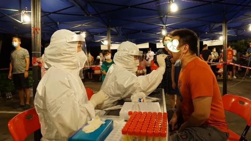 【广州日报】支援社区核酸检测！这群“大白”点亮夜幕下的广州