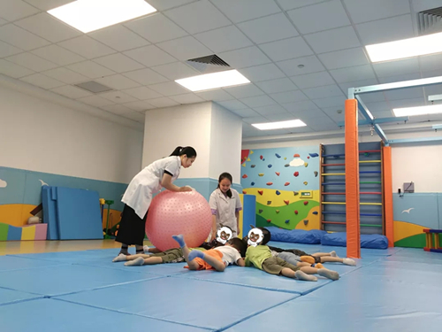 孩子暴躁喜独处？“孤独症”了解一下