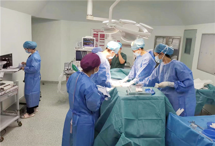 【番禺融媒-新浪】单膝跪地托起生命19分钟 番禺怀孕3个月准妈助产士感动万千网友