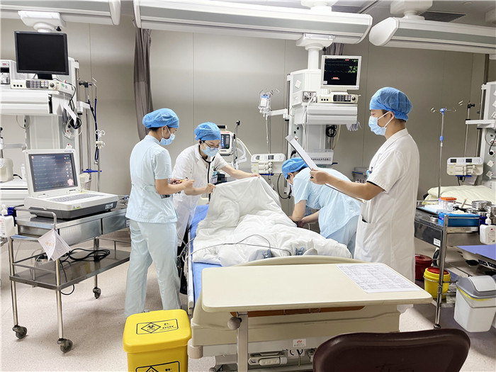 【人民日报】救人！大叔高铁上心跳呼吸骤停……