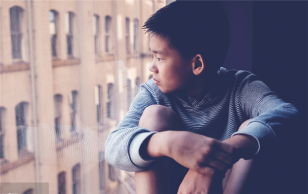 成都49中学生坠亡敲响警钟：心理问题正盯上我们的孩子！