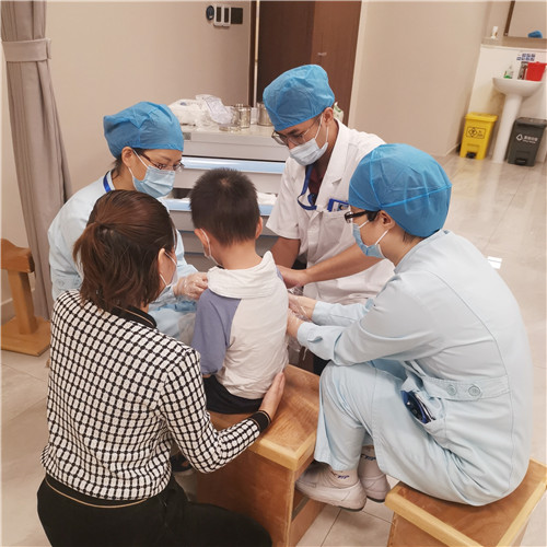 【家庭医生在线】yyds！5岁萌娃手摔成S形，中医正骨1分钟成功复位