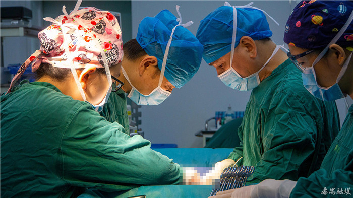 【番禺融媒】惊！孕妈肚子里除了有个小宝宝 还有两个大囊肿