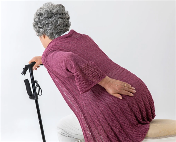 袁老跌倒后逝世 警惕“人生最后一次骨折”的致命伤害！