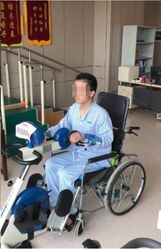 【南方都市报】21岁小伙车祸后颈脊受损截瘫 广州治疗2个月后站立、行走