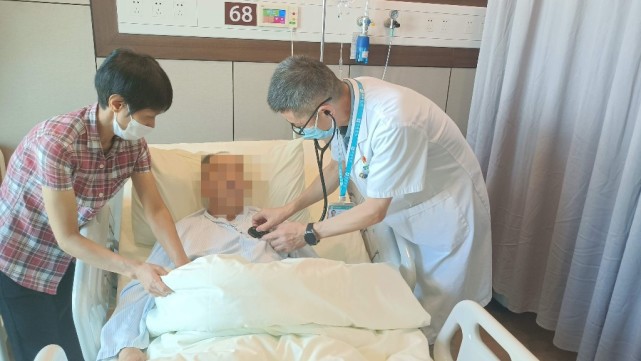 【羊城晚报-搜狐】高铁上突发心脏骤停 众人接力搭建“救心路” 