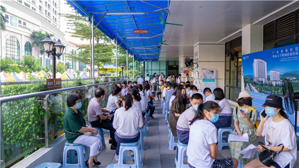 【新快报】番禺区最大接种点迎来首批“学生团”