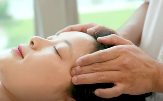 紧张、焦虑、压力大？医生：按摩小穴位解决大烦恼，转发视频给身边的人看看！