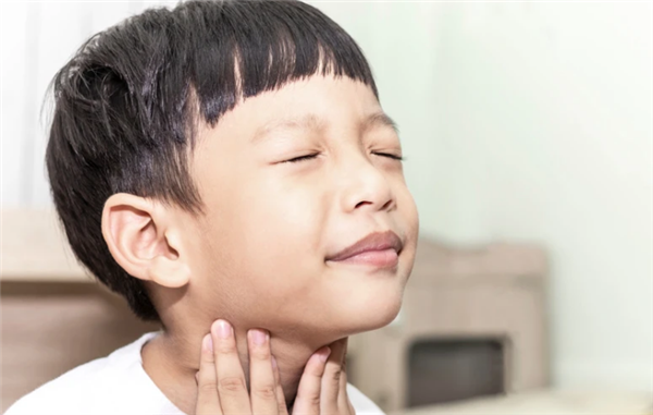 咽喉肿大就是扁桃体发炎？当心传染性单核细胞增多症！