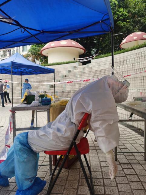 【新快报】医护采样顺便“义诊”，志愿者连夜赶印“温馨提示”