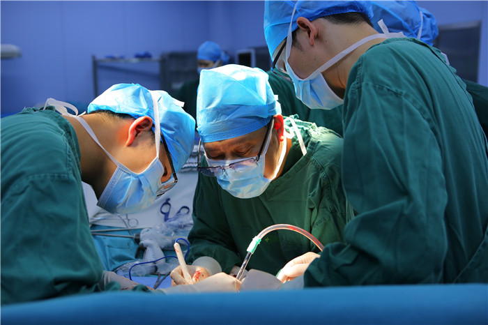 【搜狐】乙肝多年未管发展成巨大肝癌，妙手仁医半小时拆弹 