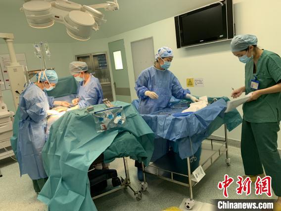 【中国新闻网】孕晚期胎动消失15小时 医院多科协作成功抢救“雪宝宝”