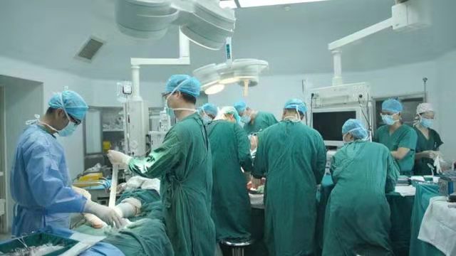 【南方日报】广州8名医生接力奋战8小时，保住了被机器碾断前臂的男子手和命