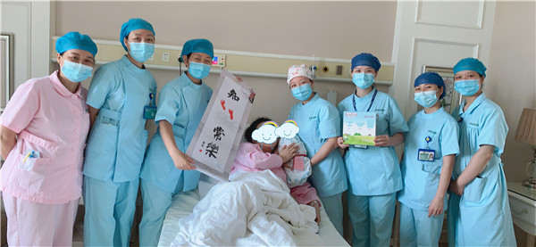 20名“61宝宝”扎堆出生收礼物 宝妈笑言可以“拼三胎”
