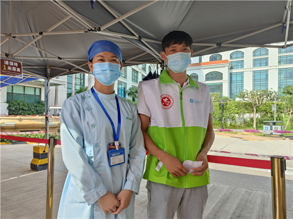 【广州日报】这就是爱情最美的样子！在疫苗接种点并肩作战