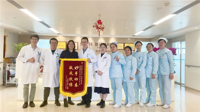 【番禺台-人民日报】痛痛痛！八旬长者被急性胆囊炎“撂倒”，医生妙手解顽疾