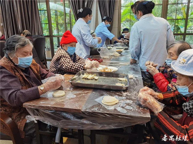【番禺融媒】美味又温馨的冬至盛宴！番禺祈福﻿护老公寓里“80后 90后”齐聚一堂 包饺子过冬至