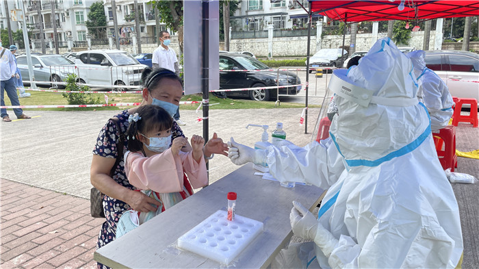 【南方+】医护人员化身宠娃高手，番禺这家400名医护支援核酸检测
