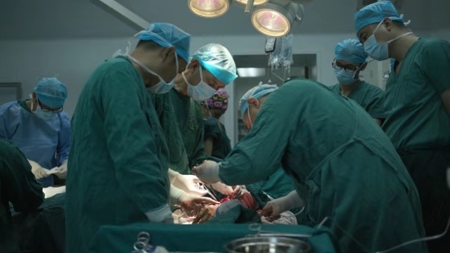 【南方网】奇迹！机器碾断男子前臂，祈福医院把手和命都保住了！