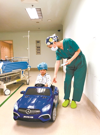【新华网】广州医生暖心套路 消除小患者术前恐惧