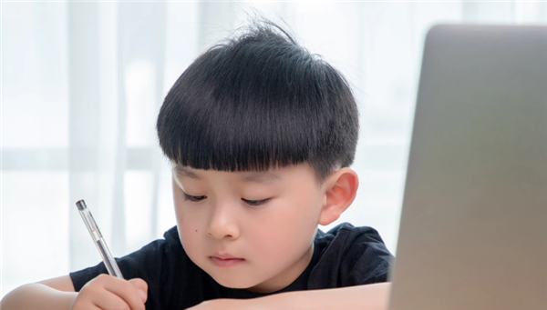 在家上课又双叒叕实现了！“爱眼日”专家支招6大护眼措施