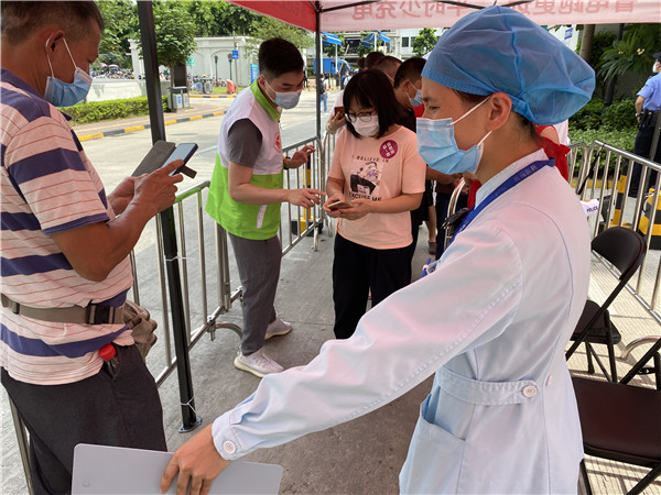 【中国新闻网】广州番禺最大新冠疫苗接种点迎团体接种高峰
