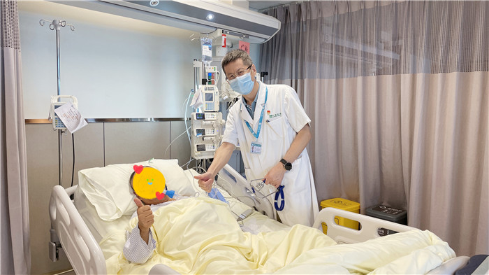 【中新网-企鹅号】大叔高铁上心跳呼吸骤停 众人接力搭建“救心路”