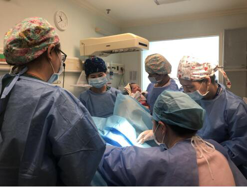 【家庭医生在线】结婚10年终迎双胞胎 顺产时二宝突发“脐带脱垂” 产科天团3分钟化险为夷！